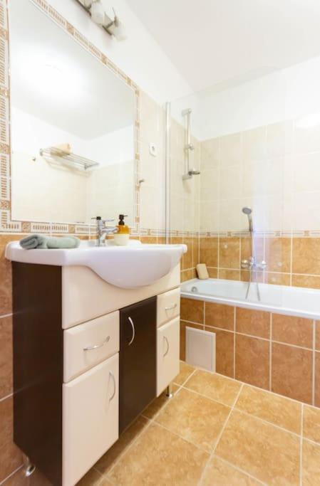 Family Lux Lounge In Voeroesmarty Street By Nw Apartment บูดาเปสต์ ภายนอก รูปภาพ
