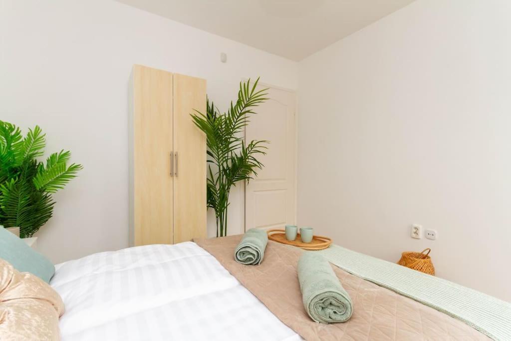 Family Lux Lounge In Voeroesmarty Street By Nw Apartment บูดาเปสต์ ภายนอก รูปภาพ