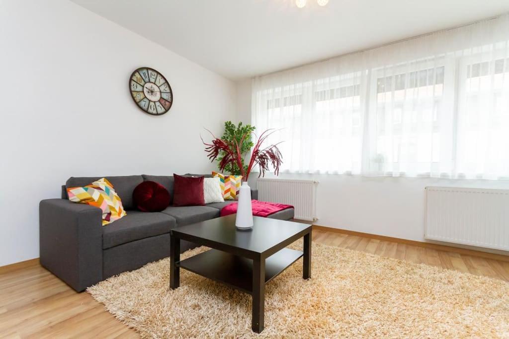 Family Lux Lounge In Voeroesmarty Street By Nw Apartment บูดาเปสต์ ภายนอก รูปภาพ