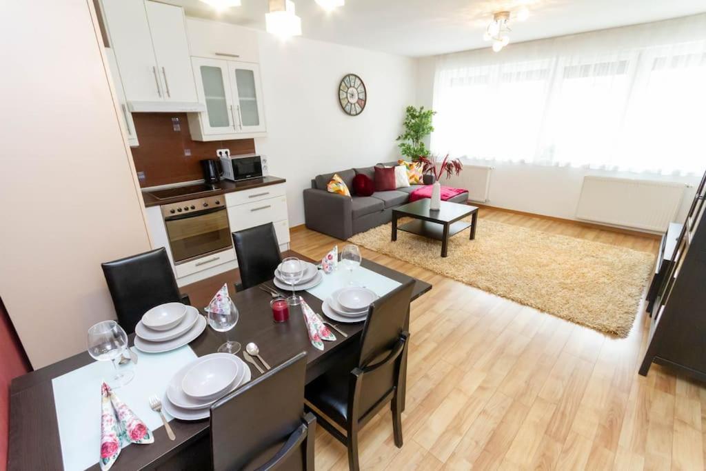 Family Lux Lounge In Voeroesmarty Street By Nw Apartment บูดาเปสต์ ภายนอก รูปภาพ