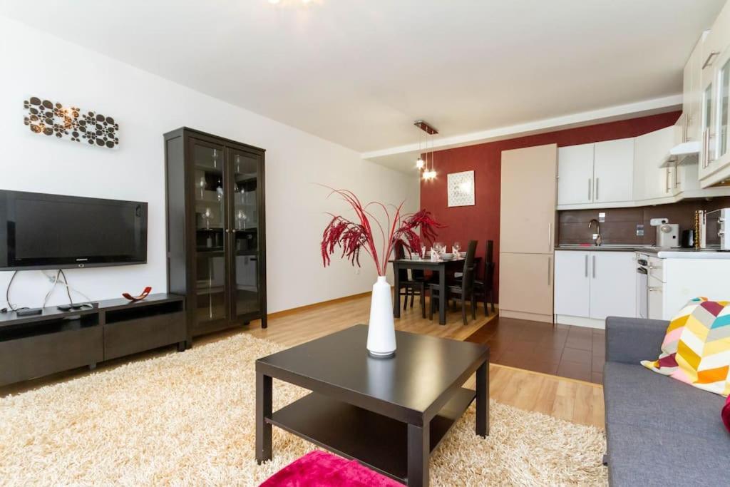 Family Lux Lounge In Voeroesmarty Street By Nw Apartment บูดาเปสต์ ภายนอก รูปภาพ